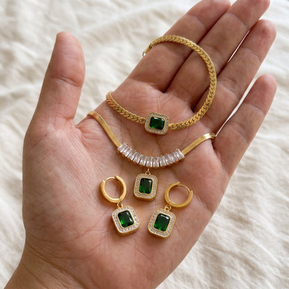 Set esmeralda de 3 piezas en la mano, tamaño real