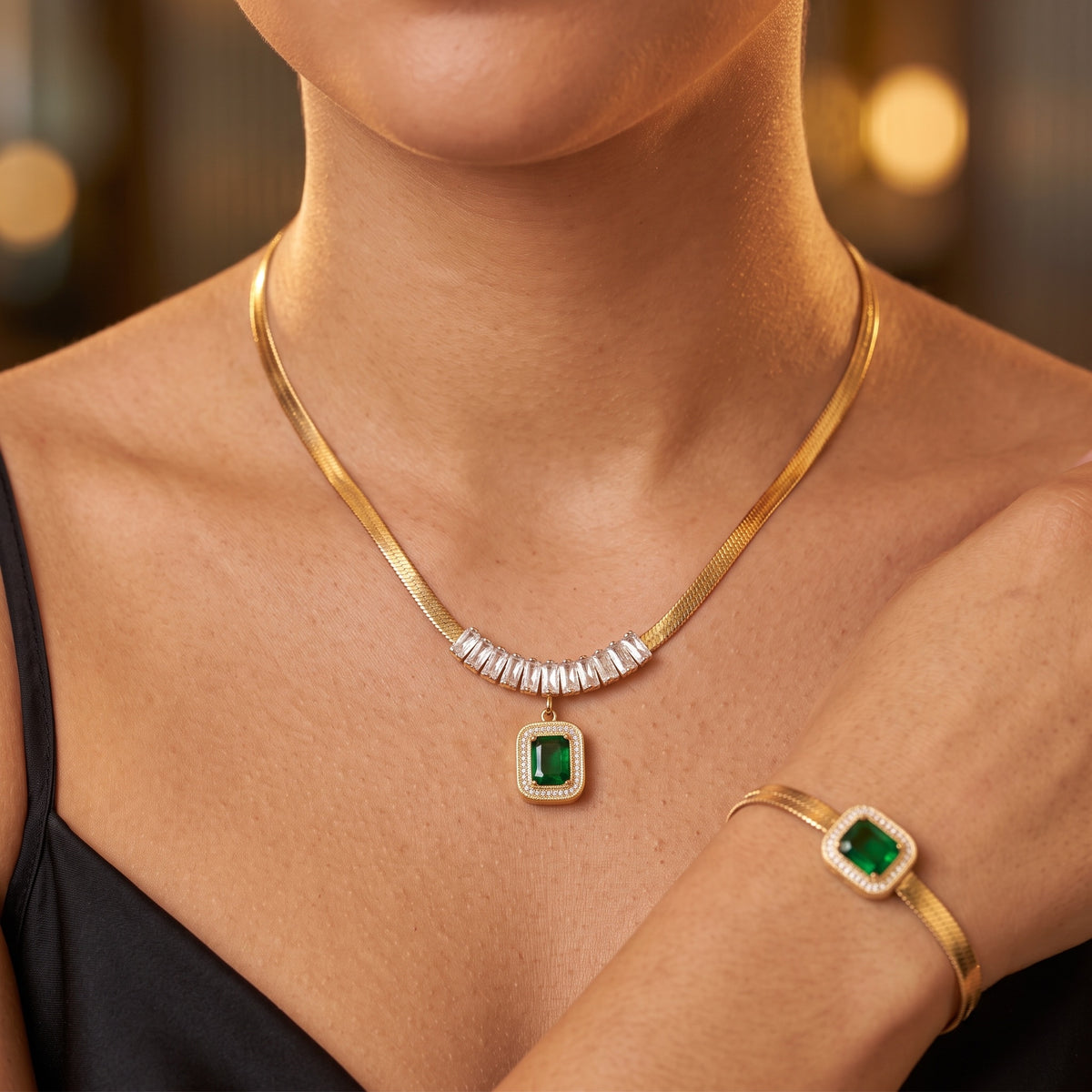 Collar esmeralda con barra de brillantes puesto, tamaño real del dije