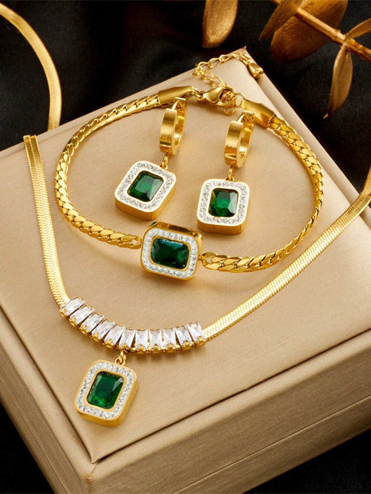Set esmeralda: collar, aretes y pulsera