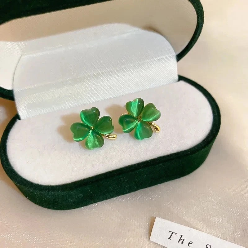 Aretes trébol verde jade con baño dorado en caja de regalo verde