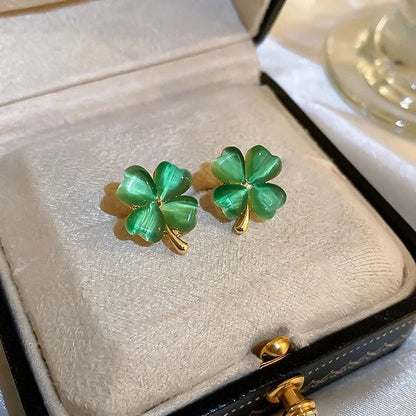 Aretes trébol verde jade en estuche de terciopelo
