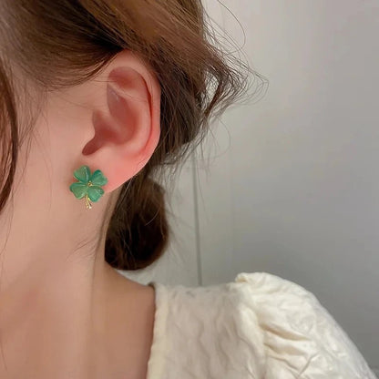 Arete trébol verde jade puesto, vista de perfil